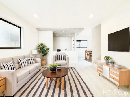 ���r���O�@�����`Living�`�@�Ƒ��̉�b��Ί炪�s���������r���O�ł��B�q���������Ă�p�����Ȃ���A�傫�ȃ\�t�@��_�C�j���O�e�[�u���ł������H���������肭�났�����􂻂�Ȗ������������Ԃł��I���Ƌ��CG�ł�