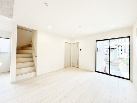 ���r���O�@�����`Living�`�@�O���̗��Ȃ��V���v���ł�������LDK�B�傫�ȑ�������������������ނ̂Ŏ��������邭�A�Ƒ��̌e���̏�Ƃ��ăs�b�^���ł��B�J�����Ɠ�������̗ǂ��𐥔񂲗����������I