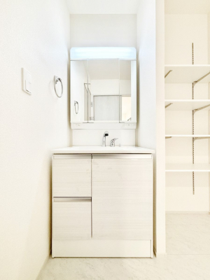 ���ʑ�E���ʏ��@�����`Dressing Room�`  ����������F�����œ��ꂳ��Ă���ƁA�X�b�L���Ɛ�������ۂ������܂��B  ���̗��ɂ͂����Ղ�Ǝ��[�X�y�[�X��W�������I  �����́A�V���v�����@�\�����d�����āB