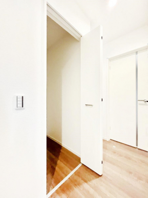 ���̑��@1�K�z�[���ɂ͋G�ߕi���̕i�Ȃǂ����Ղ���[�o����E�H�[�N�C���N���[�[�b�g�I