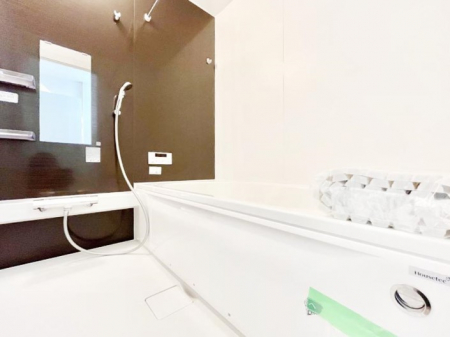 �����@�������P�������`Bath Room�`�@����L�΂��ē������邱�Ƃ��\�I����̔�������M�d�ȃo�X�^�C���ł��B���q�l�Ƃ��ꏏ�ł��\���ȍL���Ȃ̂ŁA���r���O�Ƃ͈�����Ƒ��c�R�̂ЂƎ������y���݂��������܂��B