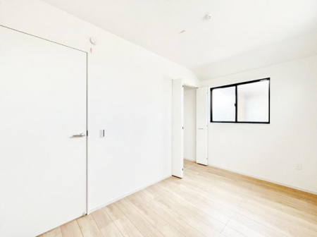 �q�������@�������P�������`Bed Room�`�@�q�������͂��q�l�ɂƂ��đ�Ϗd�Ȗ���������܂��B�q����l�ŉ߂�����Ԃ�^���邱�ƂŁA�h���׋����Ԃ����R�Ƒ����܂����畔���̕Еt����|���Ȃǂ��������ƂɌq����܂��B