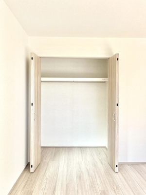 ���[�@������B�������`Closet�`�@�ǖʃN���[�[�b�g������΃^���X��u���K�v���Ȃ��A�o������̂Ȃ��X�b�L����Ԃ��ێ��ł��܂��B����ꂽ�X�y�[�X��L���Ɋ��p�ł������B�ߗނ��̕i�Ȃǂ����Ղ���[�o���܂��ˁ�