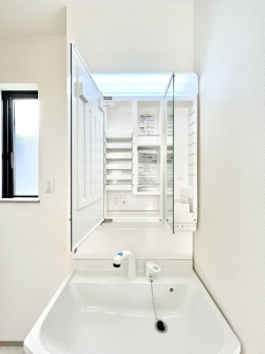 ���̑����ρ@�ݔ���B�������O�ʋ��̗��ɁA���ϕi��q���p�i�Ȃǂ����[�\�B���ʑ����������ƕۂ��܂��I