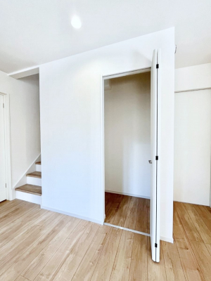 ���̑����ρ@���r���O���[�B�����Ɏ��[������ƕ����W�܂�LDK���X�b�L���Еt�������ł��ˁB  