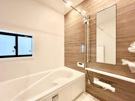 �����@�����`Bath Room�`�@����L�΂��ē������邱�Ƃ��\�I����̔�������M�d�ȃo�X�^�C���ł��B���q�l�Ƃ��ꏏ�ł��\���ȍL���Ȃ̂ŁA���r���O�Ƃ͈�����Ƒ��c�R�̂ЂƎ������y���݂��������܂��B