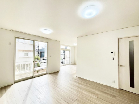 ̑ρ@Ƒ̏Ί炪RƐ܂ĂAȕ͋C̃_CjOɎdオĂ܂B