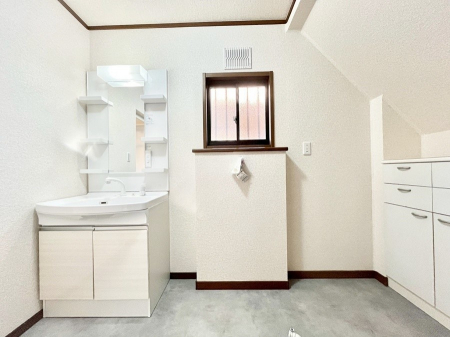 ���ʑ�E���ʏ��@��Ƃ�̐��ʃX�y�[�X�Œ��̐g�x�x���X���[�Y��