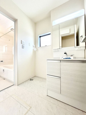 ̑@`Dressing Room`  FœꂳĂƁAXbLƐۂ܂B  ̗ɂ͂ՂƎ[Xy[XWI  ́AVv@\dāB