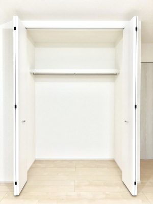 [@`Closet`@ǖʃN[[bg΃^XuKvȂAôȂXbLԂێł܂BꂽXy[XLɊpłBG߂̈ߗނ̕iȂǂՂ[o܂ˁ