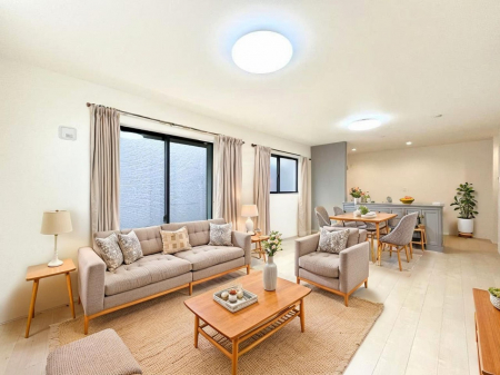 rO@`Living`@Ƒ̉bΊ炪srOłBqĂpȂA傫ȃ\t@_CjOe[ułH肭났􂻂ȖԂłIƋCGł