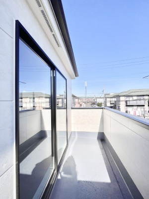 �o���R�j�[�@�������P�������`Balcony�`  �傫�ȋ�Ɉ͂܂ꂽ�C�����̂����ƁB  �o���R�j�[��`�������ň��|�I�ȊJ�����ɕ�܂�܂��B  �o���R�j�[�͗z���������݂��z�c����󕨂��C�����悭�������Ƃ��ł��܂��B