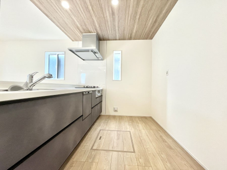 ̑ρ@zvĂߔNłTVj^[tŖhƖʂSłB