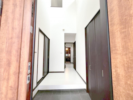 ց@`Entrance`  Ƃ̏oŖgp̂ցB  ؍ݎԂ͒ZĂAւ̈ۂ͉Ƃ̑ۂEƌĂߌł͂܂B  IVȐ疾邢܂