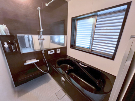 @`Bath Room`@L΂ē邱Ƃ\I̔MdȃoX^CłBqlƂꏏł\ȍLȂ̂ŁArOƂ͈ƑcR̂ЂƎy݂܂B