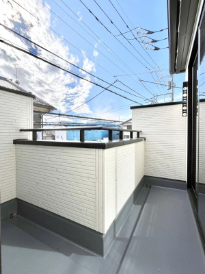 �o���R�j�[�@�����`Balcony�`�@������̃o���R�j�[�̑O�ɂ͉_�ȊO�ɑ��z���Ղ���̂�����܂���B�����󕨂������₷���A����薾�邭�C�����̂������������Ă��܂��B�g���₷���J���I�ȃo���R�j�[�ł���