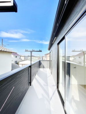 �o���R�j�[�@�����`Balcony�`�@������̃o���R�j�[�̑O�ɂ͉_�ȊO�ɑ��z���Ղ���̂�����܂���B�����󕨂������₷���A����薾�邭�C�����̂������������Ă��܂��B�Ƒ��S�����̐��󕨂���C�Ɋ����܂��B