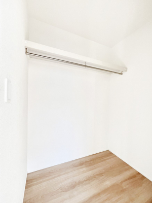 ���̑��@�����`Walk-in Closet�`�@�K�v�Ȃ��̂�R�[�f�B�l�[�g���ꗗ���Ċm�F�ł��A�g�x�x�⏀�����Z���ԂōςރE�H�[�N�C���N���[�[�b�g��ݒu���܂����B�Ƃ̒�����������Ƃ�����֗��Ȏ��[�X�y�[�X�ł��B