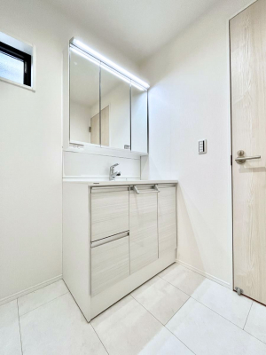 ���̑��@�����`Dressing Room�`�@���邭����������p�E�_�[���[���B�����g���ꏊ�����炱���A���K�ȋ�ԂƂȂ��Ă���܂��B�V�����v�[�h���b�T�[���̗p���Ă���܂��̂ŁA���V��������y�ɏo���܂��B