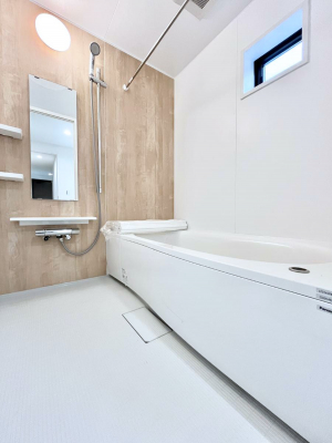 �����@�����`Bath Room�`�@����L�΂��ē������邱�Ƃ��\�I����̔�������M�d�ȃo�X�^�C���ł��B���q�l�Ƃ��ꏏ�ł��\���ȍL���Ȃ̂ŁA���r���O�Ƃ͈�����Ƒ��c�R�̂ЂƎ������y���݂��������܂��B