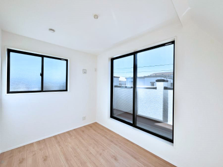 �Q���@�����`Bed Room�`�@�o���R�j�[����̖��邢���������������݂܂��B���ƂɌb�܂ꂽ�������B�_�炩�����R���Œ��ڊo�߂��炵������邾�낤�B�܂��A�@�\�I�Ȏ��[��z�u���āA�Еt������Ԃ������o�������B