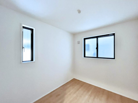 �q�������@�����`Bed Room�`�@�q�������͂��q�l�ɂƂ��đ�Ϗd�Ȗ���������܂��B�q����l�ŉ߂�����Ԃ�^���邱�ƂŁA�h���׋����Ԃ����R�Ƒ����܂����畔���̕Еt����|���Ȃǂ��������ƂɌq����܂��B