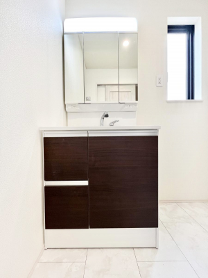 ʑEʏ@a`Dressing Room`@\ȑ傫̐ʑ͎[鎖ȂAgȂ݃`FbN⎕ȂǁA̍QԂłzeCNȃXy[Xŗ]TƂƂĒ܂B