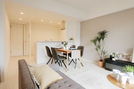 rO@`Living`@Ƒ̓₩Șbŕ܂閾邢rOBƑƉ߂Ԃ؂ɂɃsb^̂Ƃ̏ZԂłBʐ^̓C[Wł  