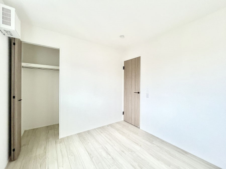 �Q���@�������P�������`Bed Room�`�S�����ɂ͎��[�N���[�[�b�g�������I���i�g���̂��m���⏬���͂������A�G�ߕ��̂��m���Ȃǂ���������Ɛ������ڂ����܂������܂��B  ������Ԃ��L���g�p�ł��܂��ˁB