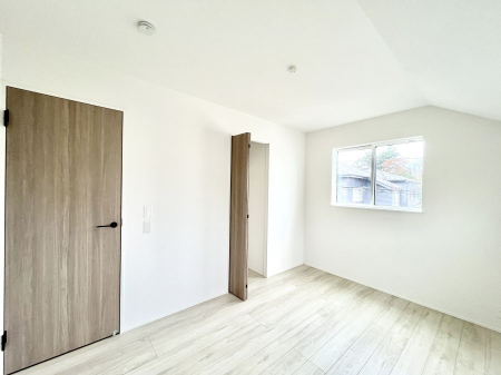 �q�������@�������P�������`Bed Room�`�@�q�������͂��q�l�ɂƂ��đ�Ϗd�Ȗ���������܂��B�q����l�ŉ߂�����Ԃ�^���邱�ƂŁA�h���׋����Ԃ����R�Ƒ����܂����畔���̕Еt����|���Ȃǂ��������ƂɌq����܂��B