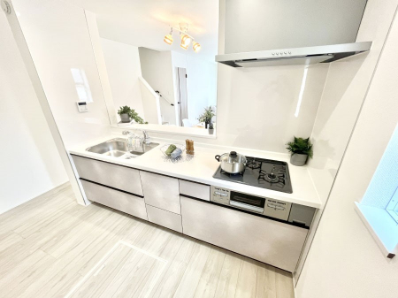 �L�b�`���@�������P�������`Kitchen�`�@�u���������͉�����낤�v����ȃL�b�`���Ȃ�v�������藿�����ł����Ⴂ�܂��B�L�b�`������̓��r���O����]�ł��܂��B�Ƒ����Ȃ��邨�Ƃ������ɂ������܂��B