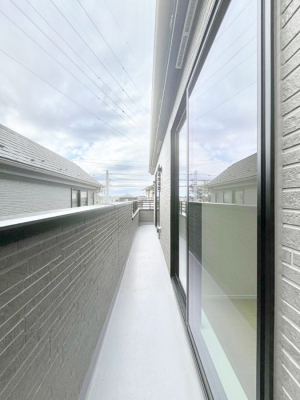 �o���R�j�[�@������A�������`Balcony�`�@�쑤�ɐݒu���ꂽ���s���̂��郏�C�h�o���R�j�[�B�S�n�悢�z�˂���g���ȕ����y���ނ��Ƃ��o���܂��B���ꂽ���ɂ͂����Ղ�̐��󕨂�z�c�������܂��I�J���I�ȃo���R�j�[�ł���