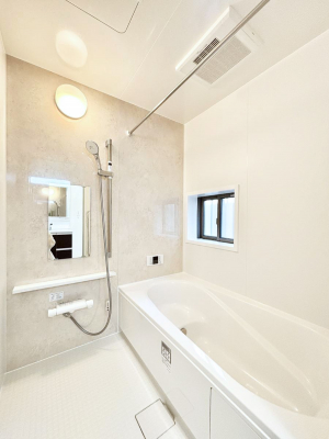 �����@������B�������`Bath Room�`�@���t���̃o�X���[���́A�̌������薾�邭�C�����̗ǂ���Ԃł��B�������邱�ƂŁA���C�����ǍD�B������芰����o�X���[���ŁA�����̃o�X�^�C�����y���݂ɂȂ肻���ł��B