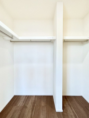 ���̑��@������B�������`Walk-in Closet�`�@��������̗m���������Ă��V���ɂȂ�ɂ����E�H�[�N�C���N���[�[�b�g�B�m���ȊO�ɂ��A���i�g��Ȃ��Ɠd��X�[�c�P�[�X�A�X�g�b�N�i�Ȃǉ��ł��Еt����������Ԃł��B