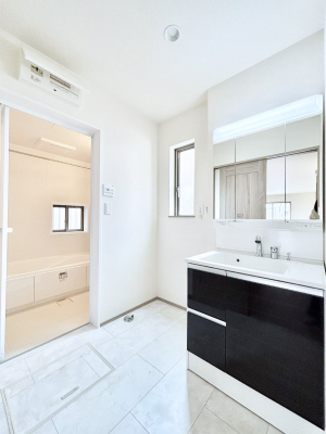 ���̑��@������A�������`Dressing Room�`�@�Â��Ȃ肪���Ȑ��ʏ�����������ƍ̌��Ɗ��C���\�Ȃ̂ŋC�����悭���g�������܂��B�O�ʋ��^�C�v�̐��ʑ�͋������[�ŎU�炩�肪���Ȑ��ʏ����X�b�L����