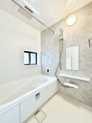 �����@������A�������`Bath Room�`�@���t���̃o�X���[���́A�̌������薾�邭�C�����̗ǂ���Ԃł��B�������邱�ƂŁA���C�����ǍD�B������芰����o�X���[���ŁA�����̃o�X�^�C�����y���݂ɂȂ肻���ł��B