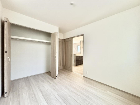 �q�������@������A�������`Bed Room�`�@�q�������͂��q�l�ɂƂ��đ�Ϗd�Ȗ���������܂��B�q����l�ŉ߂�����Ԃ�^���邱�ƂŁA�h���׋����Ԃ����R�Ƒ����܂����畔���̕Еt����|���Ȃǂ��������ƂɌq����܂��B