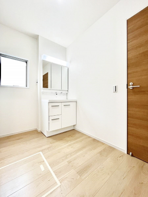 ���̑��@�������Q�������`Dressing Room�`  �\���ȑ傫���̐��ʑ�͎��[�����鎖�Ȃ���A�g�����Ȃ݃`�F�b�N�⎕�����ȂǁA���̍Q�����������Ԃł��z�e�����C�N�ȃX�y�[�X�ŗ]�T�Ƃ�Ƃ�������Ē����܂��B