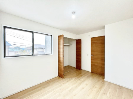 �q�������@�������Q�������`Bed Room�`�@�q�������͂��q�l�ɂƂ��đ�Ϗd�Ȗ���������܂��B�q����l�ŉ߂�����Ԃ�^���邱�ƂŁA�h���׋����Ԃ����R�Ƒ����܂����畔���̕Еt����|���Ȃǂ��������ƂɌq����܂��B