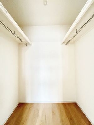 ���̑��@�������Q�������`Walk-in Closet�`�@��������̗m���������Ă��V���ɂȂ�ɂ����E�H�[�N�C���N���[�[�b�g�B�m���ȊO�ɂ��A���i�g��Ȃ��Ɠd��X�[�c�P�[�X�A�X�g�b�N�i�Ȃǉ��ł��Еt����������Ԃł��B