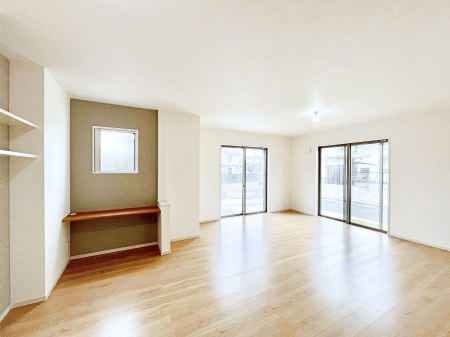 ���r���O�@�������Q�������`Living�`�@�O���̗��Ȃ��V���v���ł�������LDK�B�傫�ȑ�������������������ނ̂Ŏ��������邭�A�Ƒ��̌e���̏�Ƃ��ăs�b�^���ł��B�J�����Ɠ�������̗ǂ��𐥔񂲗����������I