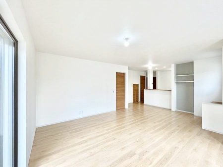 ���̑����ρ@�������Q�������`Living�`�@�Ƒ��̈�̊�����������L�X�Ƃ����X�y�[�X�B�Ƒ��Ɖ߂������Ԃ��؂ɂ�����Ƀs�b�^���̂�Ƃ�̏Z��Ԃł��B���q�l���������Ă����S���Č����܂��B