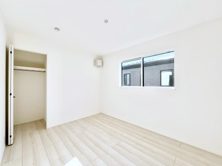 �q�������@�������Q�������`Bed Room�`�@�q�������͂��q�l�ɂƂ��đ�Ϗd�Ȗ���������܂��B�q����l�ŉ߂�����Ԃ�^���邱�ƂŁA�h���׋����Ԃ����R�Ƒ����܂����畔���̕Еt����|���Ȃǂ��������ƂɌq����܂��B