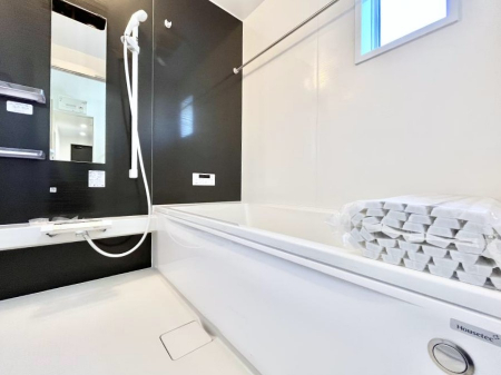 �����@�������P�������`Bath Room�`�@���t���̃o�X���[���́A�̌������薾�邭�C�����̗ǂ���Ԃł��B�������邱�ƂŁA���C�����ǍD�B������芰����o�X���[���ŁA�����̃o�X�^�C�����y���݂ɂȂ肻���ł��B