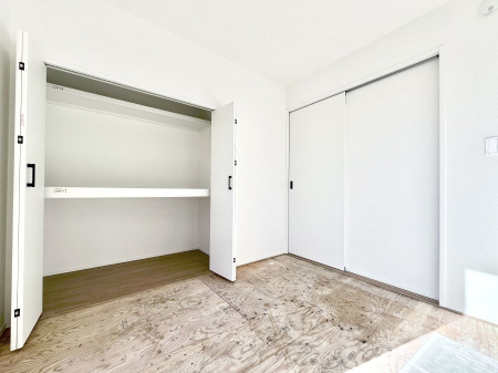 ���̑����ρ@���r���O�Ɨׂ荇���Ă���a���B�ق��ƈꑧ�ł���a�̋�Ԃ��Y�ꂸ�ɁB 