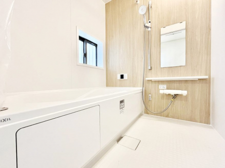 @C`Bath Room`  LXƂ͋C̗ǂoX[B  qlƈꏏɂCɓy݁Avöy[W܂؂ȏuԁB  X̔tbVłłB