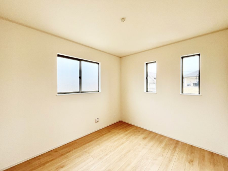 q@C`Bed Room`@q͂qlɂƂđϏdȖ܂Bqlŉ߂Ԃ^邱ƂŁAh׋ԂRƑ܂畔̕Еt|ȂǂƂɌq܂B