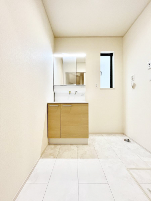 ʑEʏ@C`Dressing Room`@邭pE_[[Bgꏊ炱AKȋԂƂȂĂ܂BVv[hbT[̗pĂ܂̂ŁAVyɏo܂B