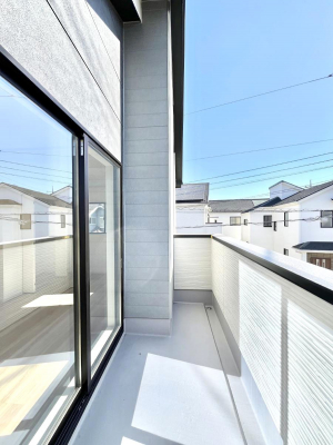 �o���R�j�[�@�������R�������`Balcony�`�@������̃o���R�j�[�̑O�ɂ͉_�ȊO�ɑ��z���Ղ���̂�����܂���B�����󕨂������₷���A����薾�邭�C�����̂������������Ă��܂��B�g���₷���J���I�ȃo���R�j�[�ł���