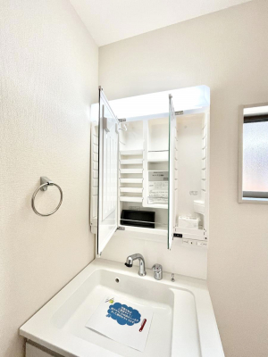 ���̑����ρ@�O�ʋ��̗��ɁA���ϕi��q���p�i�Ȃǂ����[�\�B���ʑ����������ƕۂ��܂��I